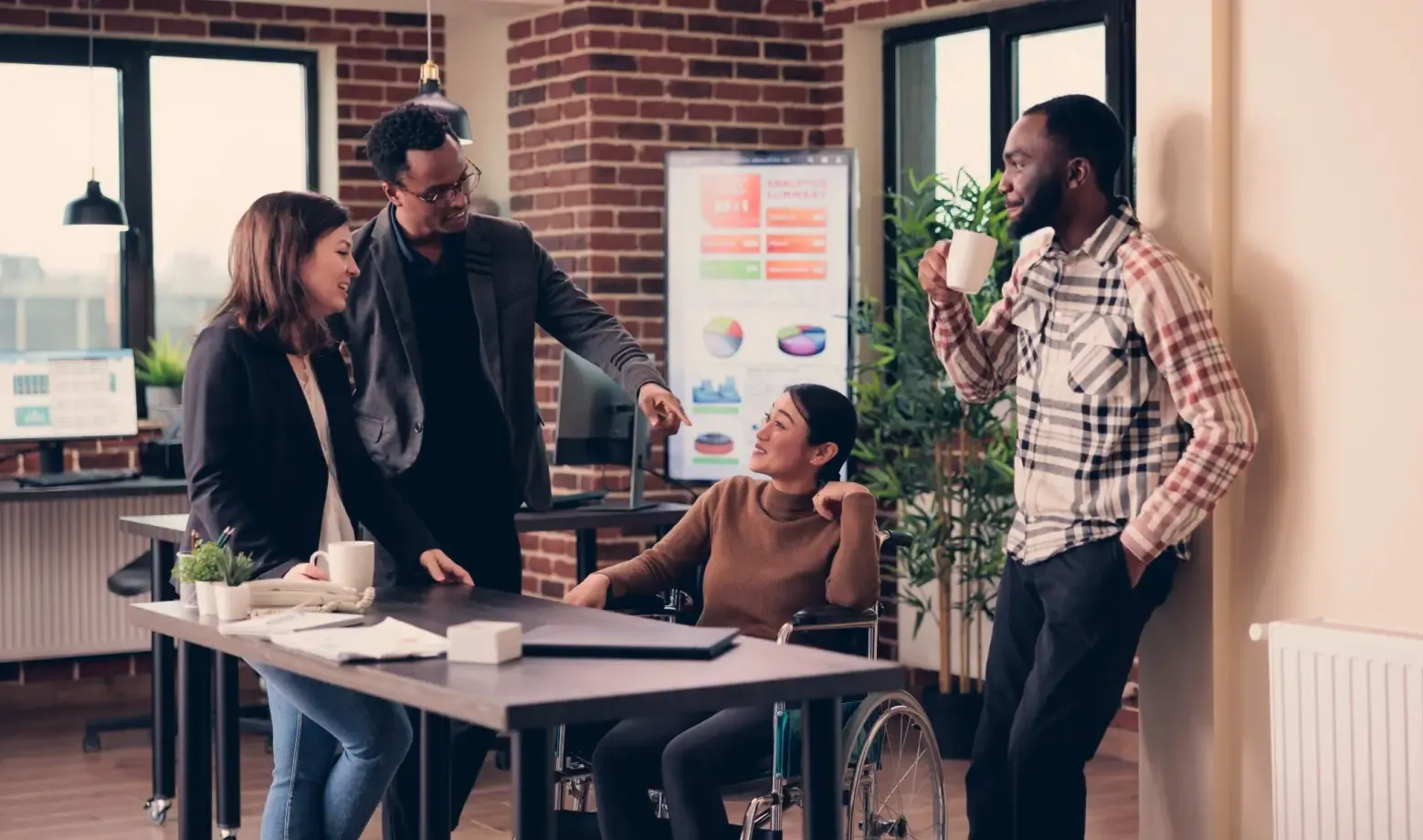 cinq collaborateurs discutent en salle de réunion.