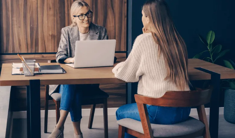 une responsable RH échange avec une candidate pour un entretien en impartition.