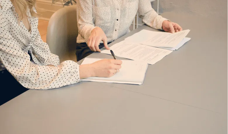 une collaboratrice signe une contrat  accompagnée de la responsable RH.